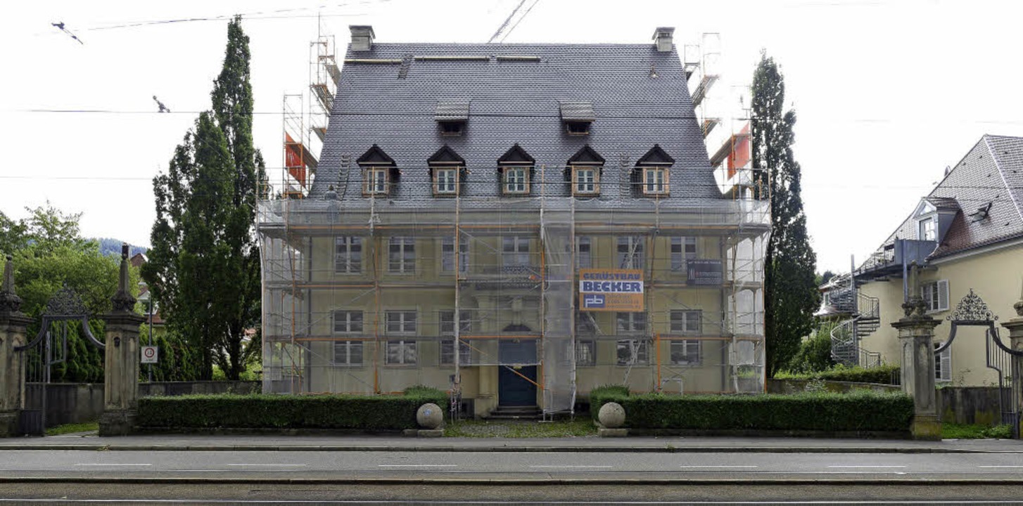 Das Dach ist bereits fertig, die Fassade ist noch eingerstet.  | Foto: Ingo Schneider