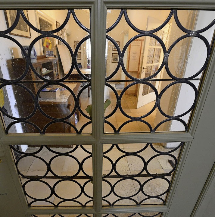 Blick durch ein historisches Fenster  | Foto: Ingo Schneider