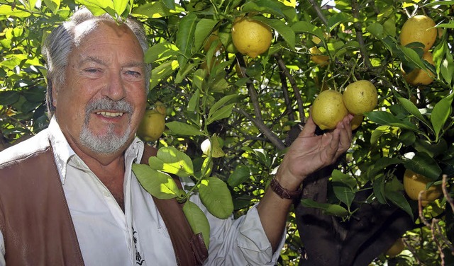 Jubilar Ingo Nikusch mit seinem prchtigen Zitronenbaum   | Foto: Peter Heck