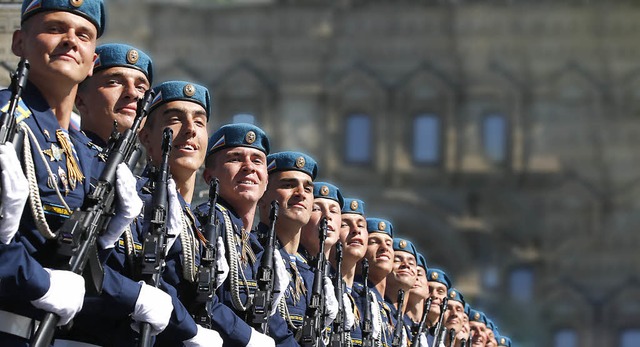 Bei Paraden und Manvern demonstriert Russlands Armee ihre Strke.   | Foto: Grafik: BZ/Fotos: DPA/Marc Darchinger