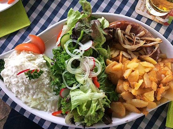 Brgili, Bibilisks, Wildschwein-Bratwurst und Salat (Freiamt)