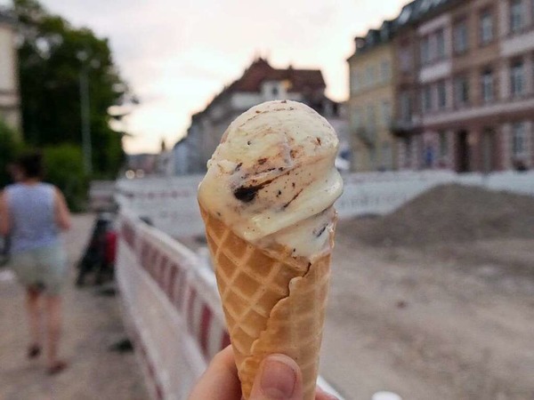 Eisgenuss bei Abendrte (Freiburg)