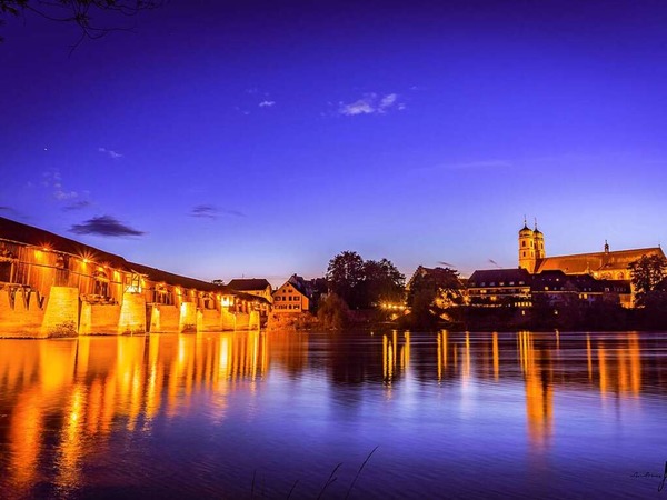 Bad Sckingen mit der historischen Holzbrcke bei der abendlichen Dmmerung (Bad Sckingen)