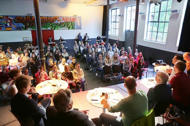 ber 150 Schlerinnen und Schler verf... die Podiumsdiskussion im Schlachthof.  | Foto: Christoph Breithaupt