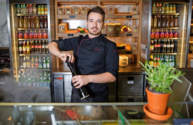 Vor seiner Ausbildung zum Systemgastro...Kevin Baltrocco in einer Bar gejobbt.   | Foto: Christoph Schmidt (dpa)