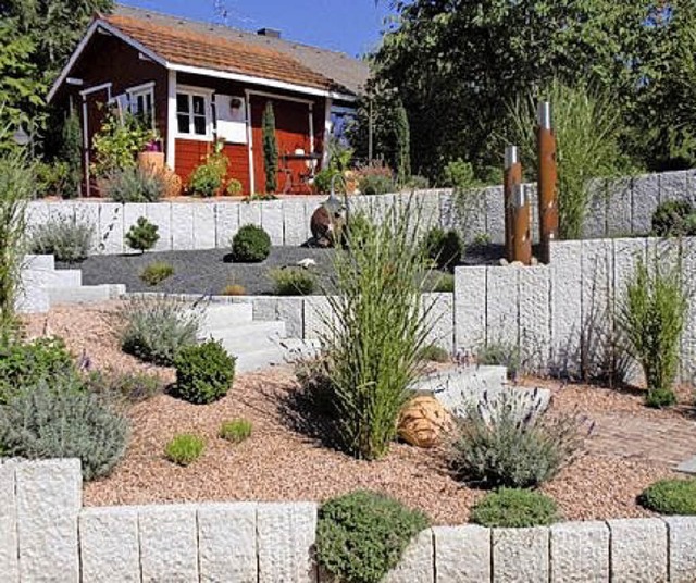 Ein Garten von Berger: Hangabfangung m...rassierte Kiesbetten  und Bepflanzung   | Foto: Berger