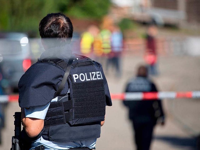 Polizisten in Villingendorf in der Nhe des Tatorts  | Foto: dpa