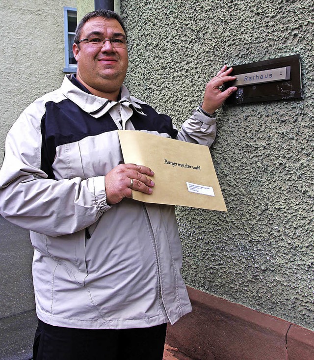 Heiko Zorn wirft seine Bewerbungsunterlagen im Brunlinger Rathaus ein.   | Foto: Stephanie Jakober