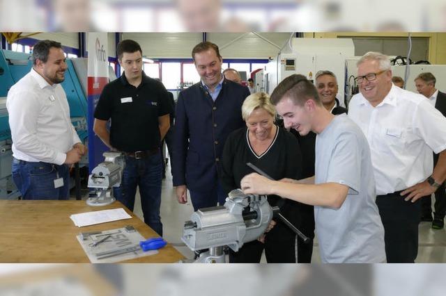 Theorie trifft auf Praxis: Kultusministerin besucht die Firma WST