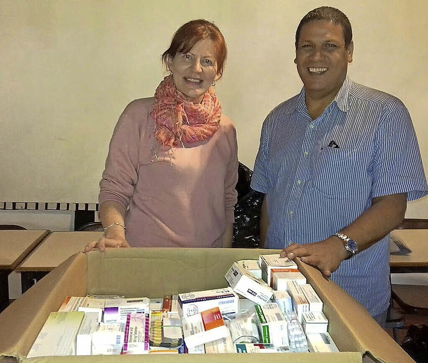 Haidy Collin mit Padre Pedro Hernández...ner Medikamentenlieferung aus Endingen  | Foto: Privat