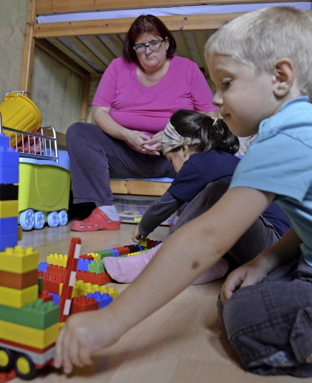 Isolde Scholl im Spielzimmer mit Fabian und Emma   | Foto: Felix Lieschke