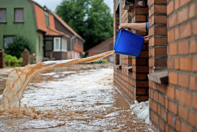 Weg mit der braunen Brhe! Aber wer zahlt die Schden?  | Foto: dpa