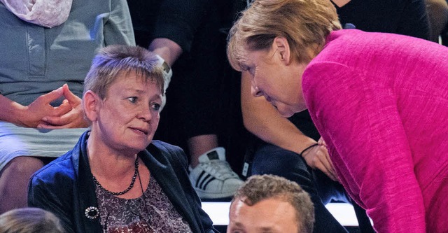 Im ZDF-Studio: Petra Vogel und Angela Merkel   | Foto: dpa