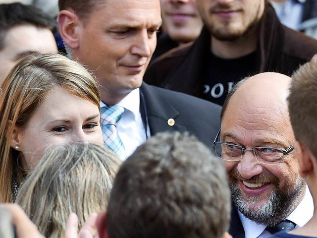 Martin Schulz gibt sich nahbar bei sei...ritt in Freiburg am Samstagnachmittag.  | Foto: Thomas Kunz