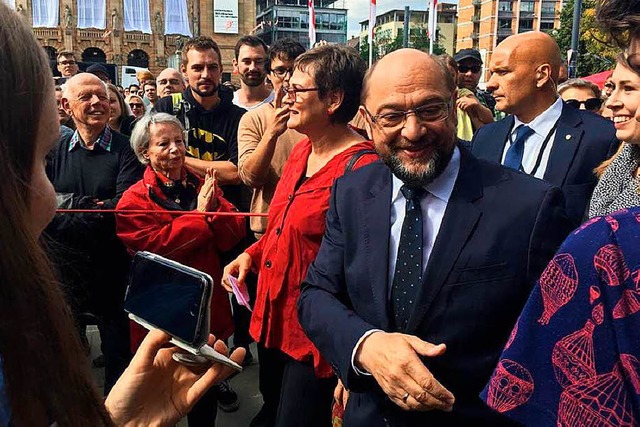 Der SPD-Kanzlerkandidat gab sich beton...chttelte er Hnde und gab Autogramme.  | Foto: Eyp Ertan