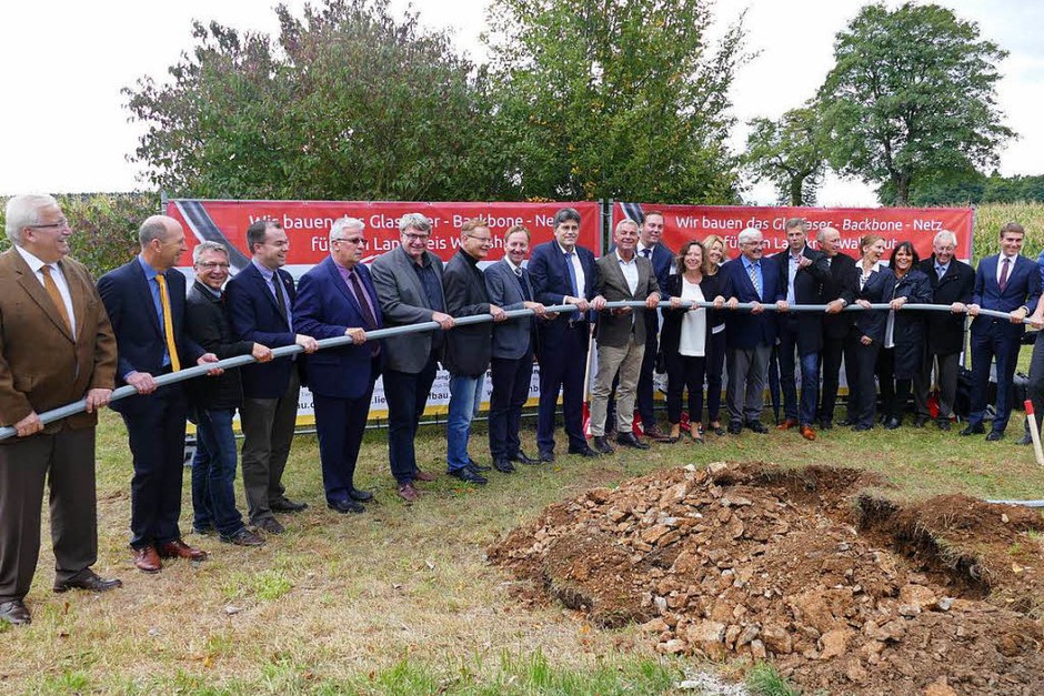 Gemeinsam sind wir stark: Die Bürgermeister des Landkreiskommunen, Landrat, Landespolitiker und der Innenminister packen beim Breitbandausbau gemeinsam an. (Foto: Juliane Kühnemund) Gemeinsam sind wir stark: Die Bürgermeister des Landkreiskommunen, Landrat, Landespolitiker und der Innenminister packen beim Breitbandausbau gemeinsam an. (Foto: Juliane Kühnemund)