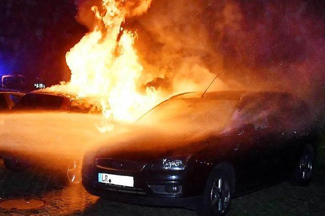 Auto brennt – Polizei schliet Brandstiftung nicht aus