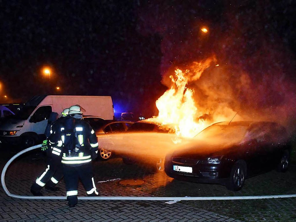Das brennende Auto wird gelöscht.  | Foto: Wolfgang Künstle