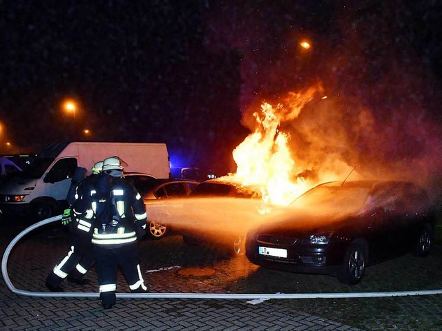 Das brennende Auto wird gelscht.  | Foto: Wolfgang Knstle