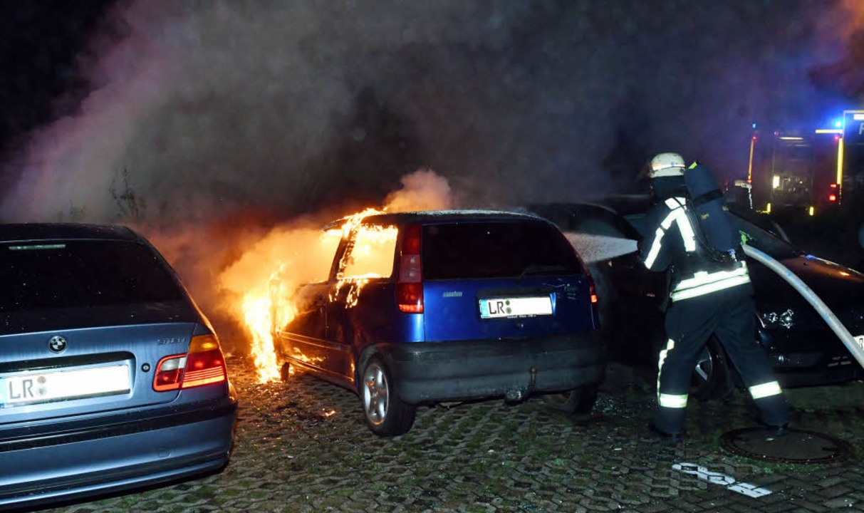 Der kleine Fiat wurde ein Raub der Flammen.  | Foto: Wolfgang Künstle