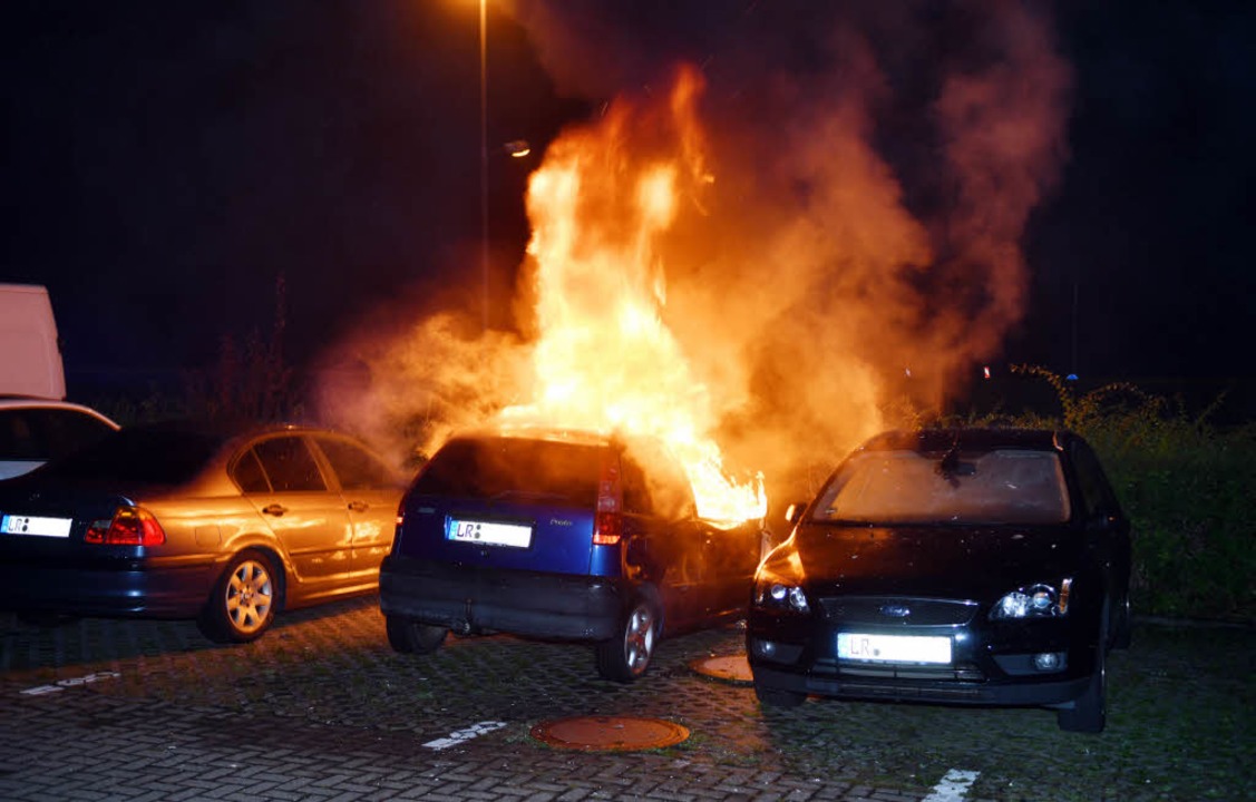 Der kleine Fiat wurde ein Raub der Flammen.  | Foto: Wolfgang Künstle