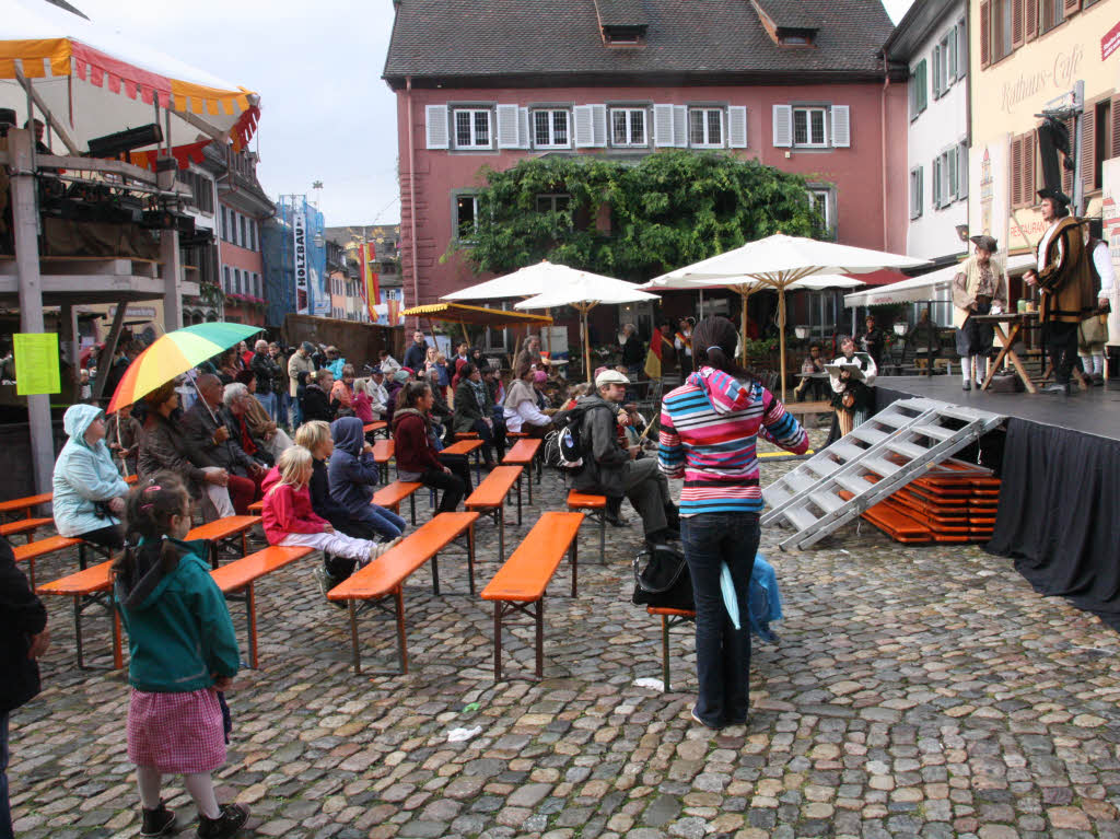 Allerlei buntes Volk tummelte sich in den Gassen Staufens. Bei den Stadtgeschichten wurden auf 15 Schaupltzen wieder 1200 Jahre Stadtgeschichte erlebbar.