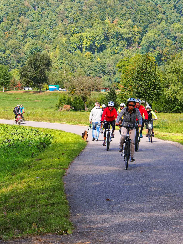 Dank des fabelhaften Herbstwetters am Vormittag waren am Sonntag zwischen Herten und Rheinfelden viele Velofahrer und Inlineskater, mindestens ein Tridem und auch ein paar Lufer auf der Slow-Up-Strecke unterwegs.