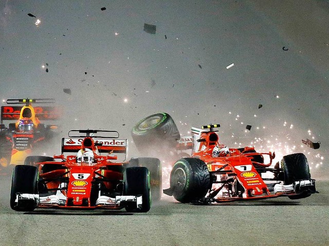 Ferrari-Pilot Kimi Rikknen (rechts) ...nem Ferrari-Kollegen Sebastian Vettel.  | Foto: dpa