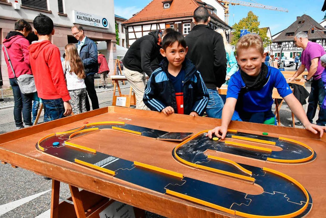 Für die Kinder gab es beim Gundelfinger Weinfest Großspiele des Spielekreisels.  | Foto: Andrea Steinhart