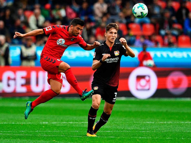 Ohne Chance in Leverkusen: Marco Terrazzino und der SC Freiburg verlieren 0:4.  | Foto: dpa