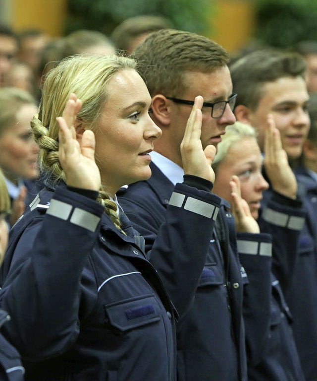 Angehende Polizistinnen und Polizisten beim Eid   | Foto: Ch. Breithaupt