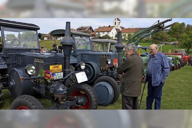 Selbstgemachtes und eine bunte Schau historischer Traktoren