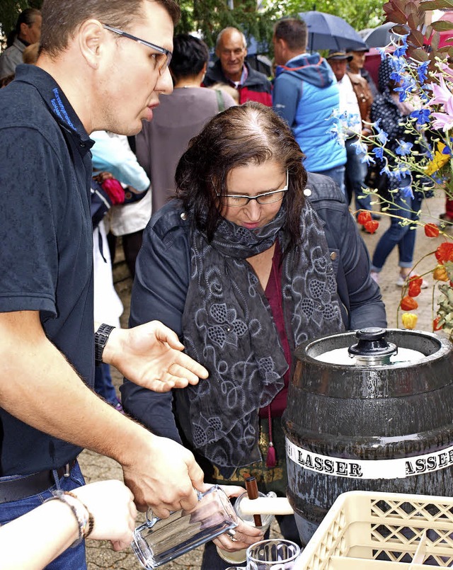 Brombachs Ortsvorsteherin Silke Herzog...stich den Gerstensaft ins Glas laufen.  | Foto: Paul Schleer