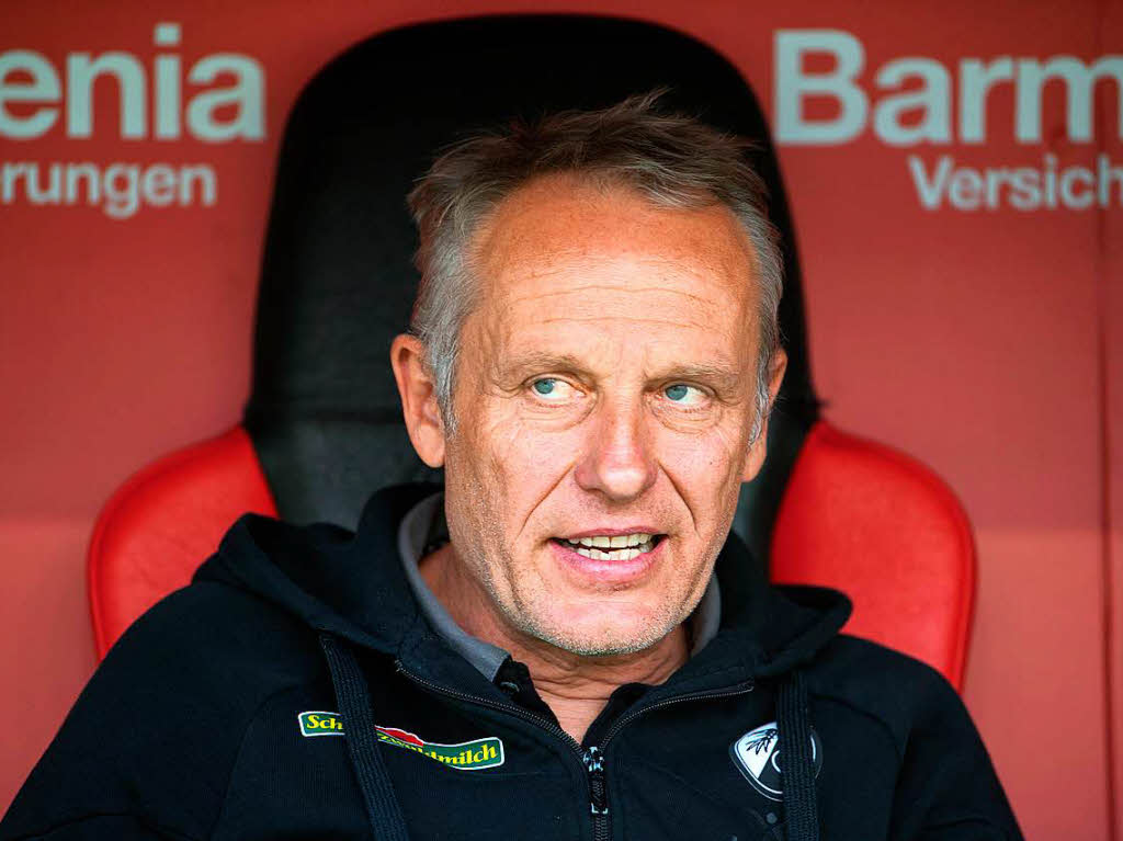 Der Trainer des SC Freiburg, Christian Streich, musste heute auf Yoric Ravet verzichten, der gegen Dortmund die Rote Karte gesehen hatte.