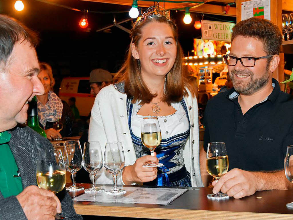 Zum Auftakt machte Weinprinzessin Miriam Kaltenbach die Runde an den Feststnden, so auch bei Uli Strecker vom Weinbetrieb Gehrihof in Heuweiler.