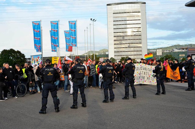 Das Messegelnde war mit Parteifahnen ...nsatzkrfte der Polizei waren vor Ort.  | Foto: Moritz Lehmann