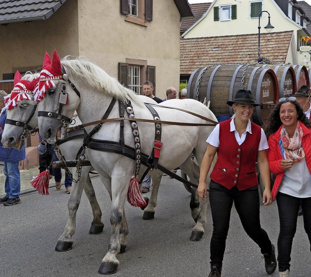 Spa mit Weinglas: Bei diesem Wagen konnte man verschiedene Sorten probieren.  | Foto: Beatrice Ehrlich