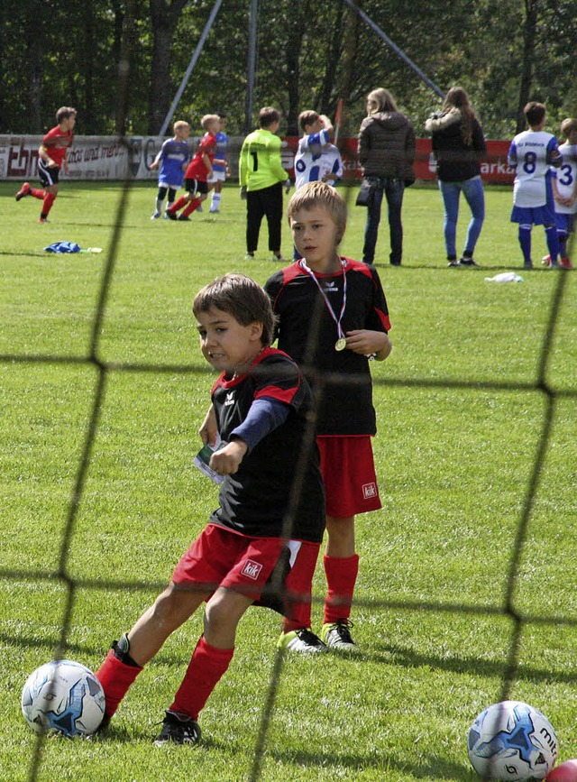 Ein Nachwuchsspieler donnert den Ball ins Netz.   | Foto: Peter Schtz