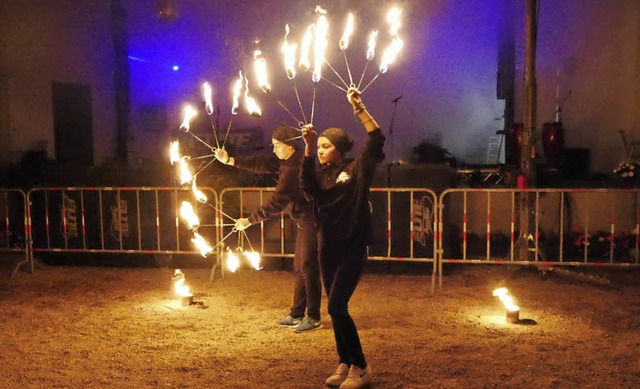 Der Zirkus Papperlapapp zeigte in der Nacht eine beeindruckende Feuershow.   | Foto: Marion Rank
