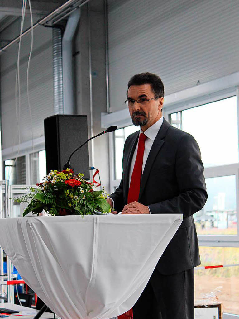 Sensopart-Chef Theodor Wanner erlutert die Erweiterung seines Betriebes am Standort Gottenheim.