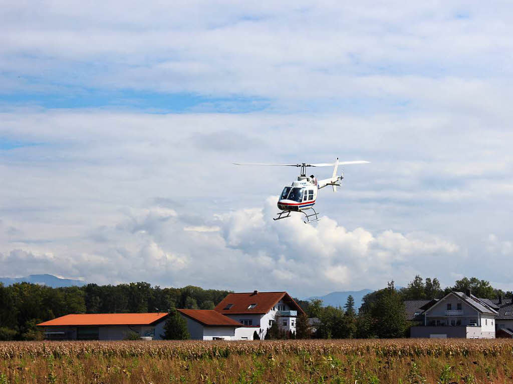 Ein Hubschrauber auf Rundflug ber Gottenheim