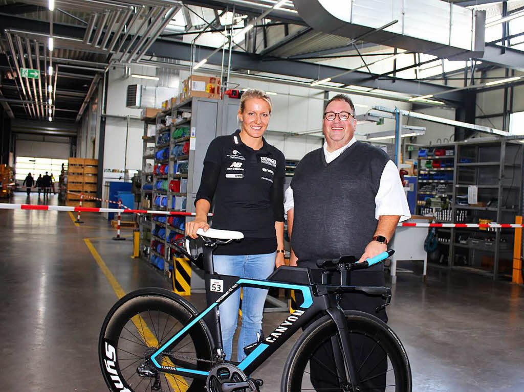 Zu Gast bei AHP Merkle war Triathletin Daniela Smmler, die den Chef Christen Merkle und Besucher  ber ihren Sport informierte.