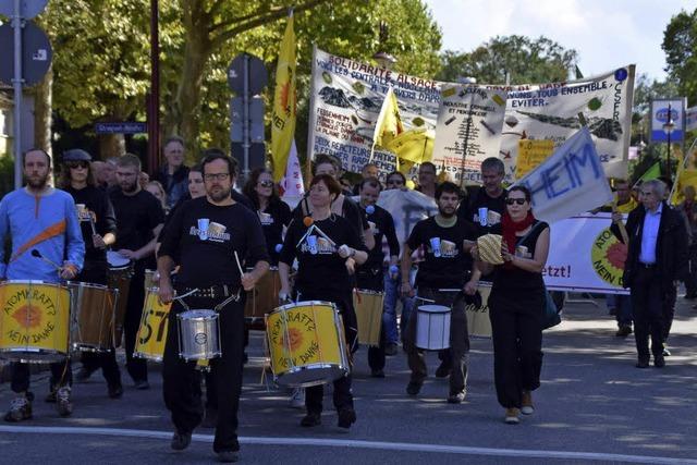 1300 Menschen fordern Stilllegung des AKW Fessenheim