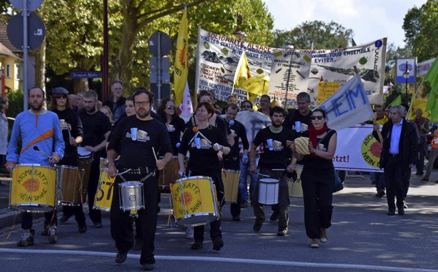 Rund 1300 Menschen demonstrierten am S...rberg ein Protestbanner auf (rechts).   | Foto: Hans-Jochen Voigt/Agnes Pohrt
