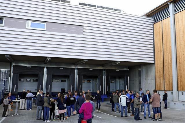 Sonnenstrom khlt die neue Lagerhalle