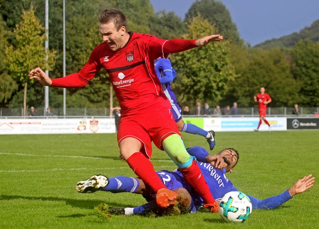 Ball und Gegner abgerumt: Yannick Law...gegen FVLB-Torjger Nils Mayer (vorne)  | Foto: Konzok