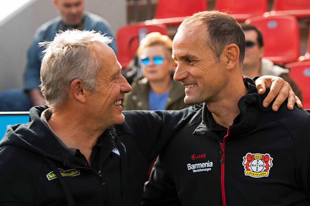 Entspannt vor dem Spiel: SC-Trainer Ch...de Bayer-Coach Heiko Herrlich (rechts)  | Foto: dpa