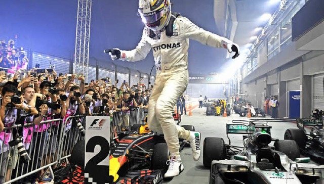 Lewis Hamilton schwebt scheinbar ber ...t er nur seinen Triumph in Singapur.    | Foto: AFP