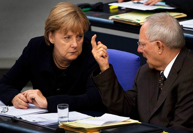 Kanzlerin Merkel und Finanzminister Schuble arbeiten seit Jahren eng zusammen.  | Foto: AFP