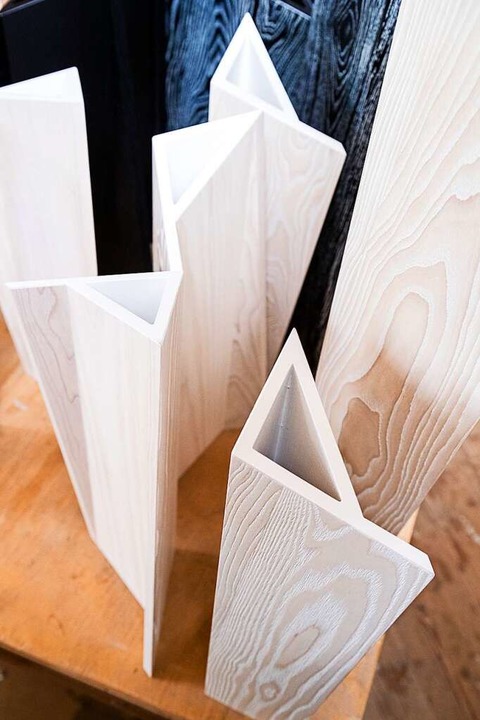 An den Vasen aus Holz arbeitet er noch.  | Foto: Matthias Wissing